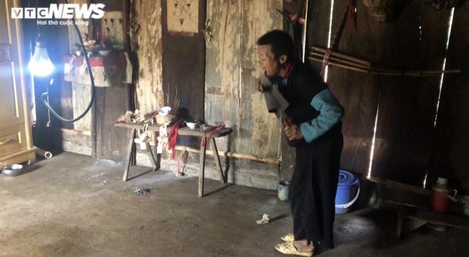 Tận mắt cảnh uống mỡ sôi, liếm lưỡi cày nung đỏ dọa ma của thầy cúng người Mông-6