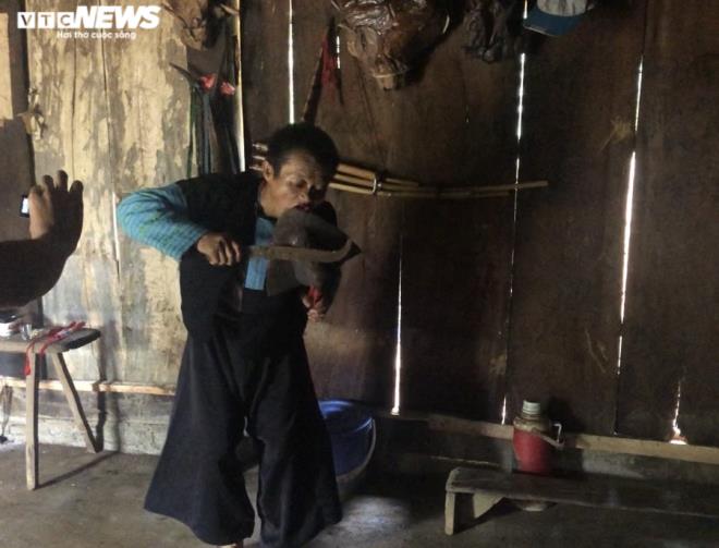 Tận mắt cảnh uống mỡ sôi, liếm lưỡi cày nung đỏ dọa ma của thầy cúng người Mông-7