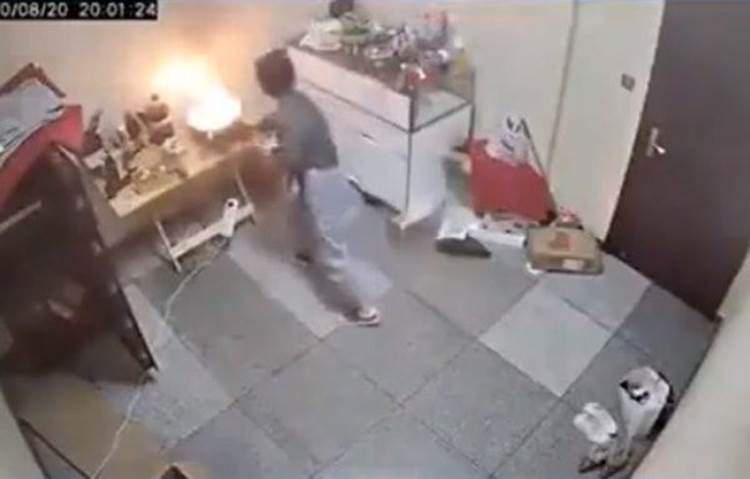 Cháy chảo dầu khói nghi ngút khắp phòng, cô gái bất ngờ lấy thứ tối kị để dập lửa-1