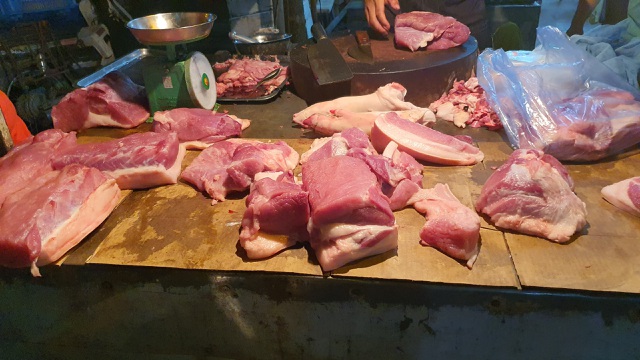 Hà Nội: Giá thịt lợn giảm, rau xanh tăng chóng mặt” vì mưa-2