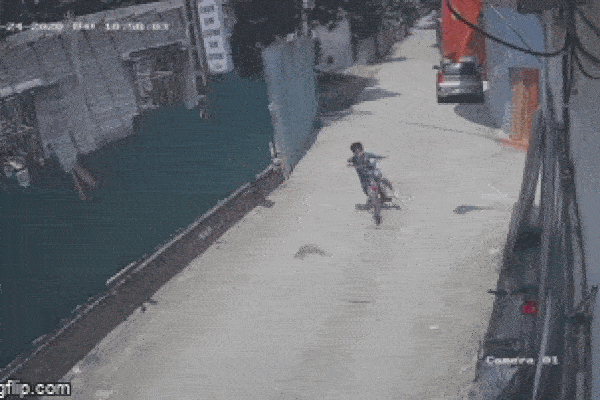 CLIP: Ô tô suýt đâm vào xe CSGT vì cú quay xe hèn nhát của nam thanh niên-2