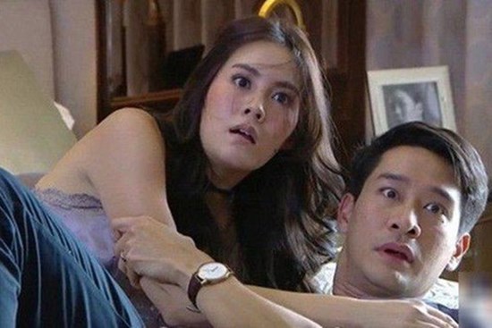 Chồng trốn dưới gầm giường bắt quả tang vợ, nghe tiếng ú ớ lao ra thì chết ngất