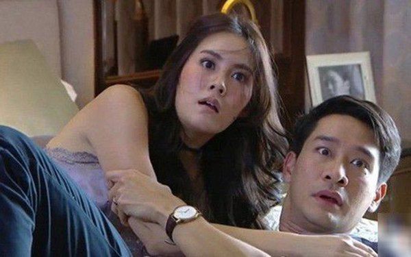 Chồng trốn dưới gầm giường bắt quả tang vợ, nghe tiếng ú ớ lao ra thì chết ngất-2