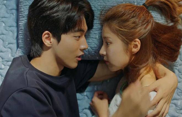 Vợ đẻ xong tối nào cũng tô son mặc đầm đẹp đi ngủ, thấy khó hiểu tôi hỏi cô bạn bác sĩ thì chết lặng nghe nó nhận xét-2