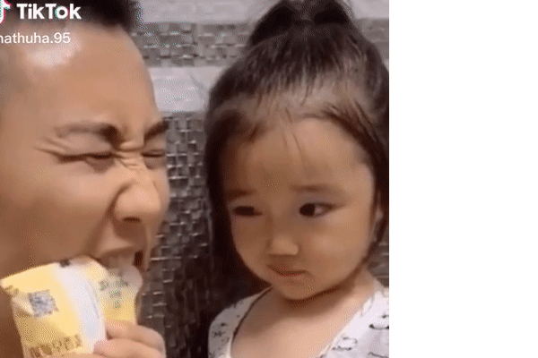 Háo hức chờ bố mở cho hộp sữa, cô bé nhận cái kết 