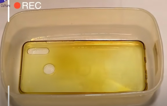 Cách tẩy trắng ốp lưng điện thoại bị ố vàng để khỏi phải mua mới-2