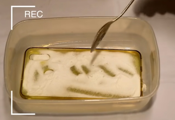 Cách tẩy trắng ốp lưng điện thoại bị ố vàng để khỏi phải mua mới-3