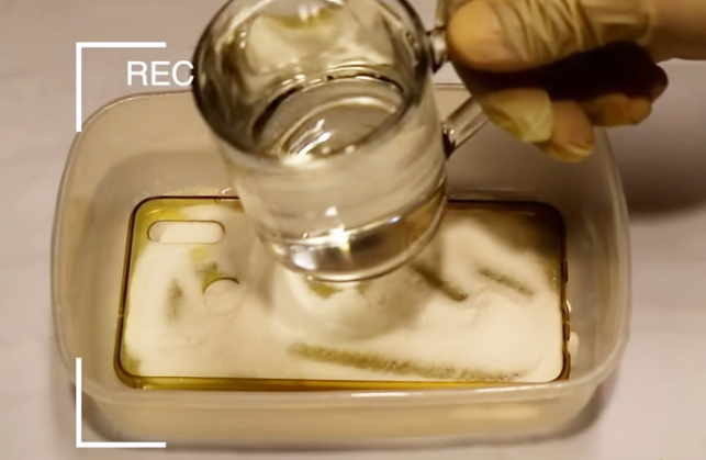 Cách tẩy trắng ốp lưng điện thoại bị ố vàng để khỏi phải mua mới-1