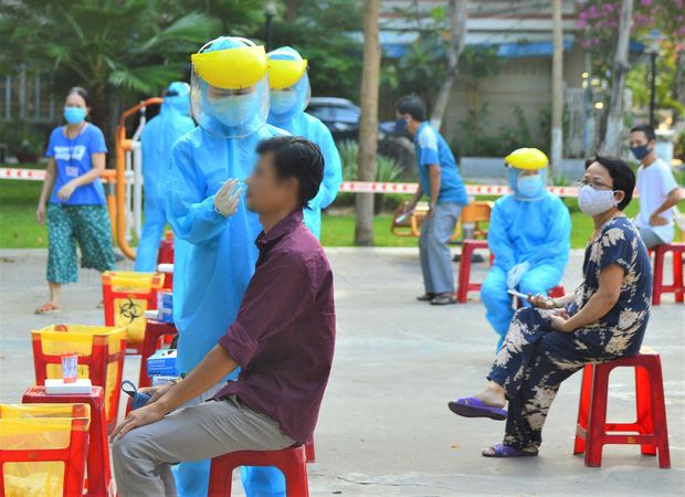 Lịch trình 7 ca Covid-19 mới ở Đà Nẵng: Nam sinh viên ho sốt tự mua thuốc uống, nữ sinh tiếp xúc với cô giáo và 20 bạn cùng lớp-1