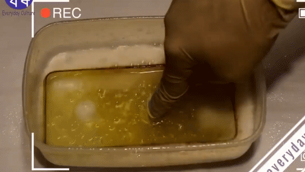 Cách tẩy trắng ốp lưng điện thoại bị ố vàng để khỏi phải mua mới-5