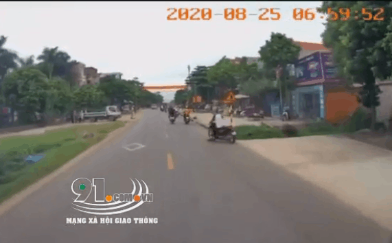 CLIP: Ô tô suýt đâm vào xe CSGT vì cú quay xe hèn nhát của nam thanh niên-1