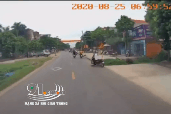 Clip: Khoảnh khắc xe tải kéo đổ cột điện, đè móp ô tô đỗ bên đường-2