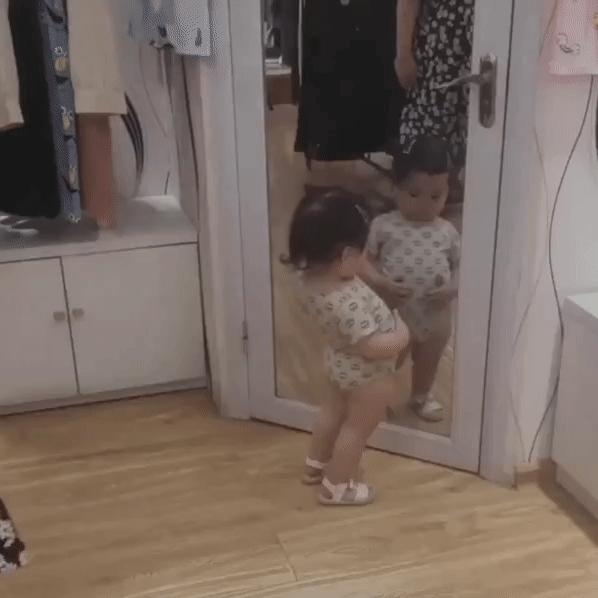 3 vòng bằng nhau đẹp thế mà lũ bạn cứ chê, bé gái ngắm mình trong gương mãi không thôi khiến ai nấy cười mệt nghỉ-1