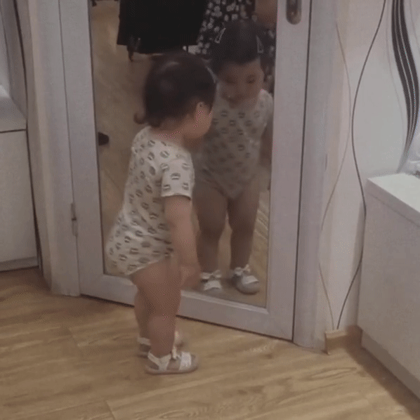 3 vòng bằng nhau đẹp thế mà lũ bạn cứ chê, bé gái ngắm mình trong gương mãi không thôi khiến ai nấy cười mệt nghỉ-2