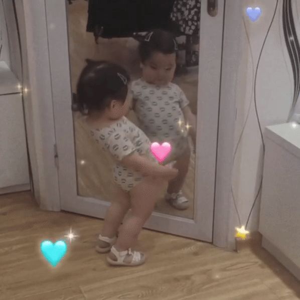 3 vòng bằng nhau đẹp thế mà lũ bạn cứ chê, bé gái ngắm mình trong gương mãi không thôi khiến ai nấy cười mệt nghỉ-3