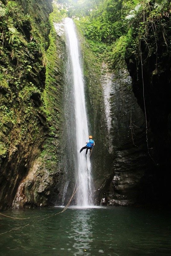 Hai du khách chơi đu dây vượt thác bị mắc kẹt rồi tử vong, hình ảnh được ghi lại gây ám ảnh và cái chết khiến dân mạng tranh cãi-1