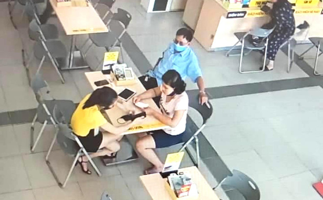 Bé gái 14 tuổi mất tích, camera siêu thị điện máy ghi lại hình ảnh người đàn ông đưa bé tới mua điện thoại-1