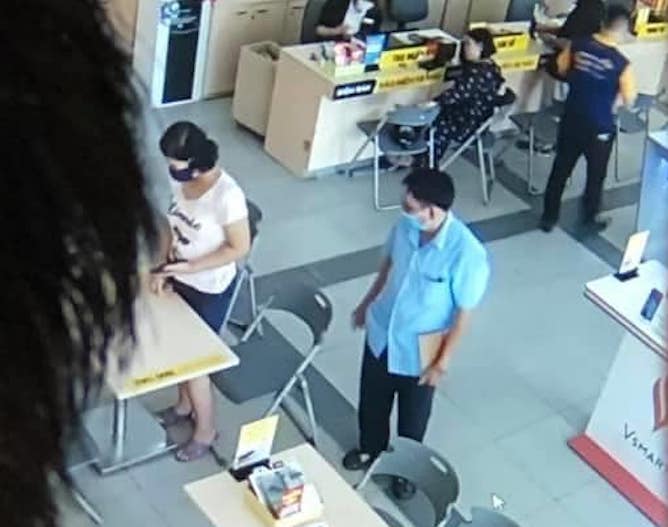 Bé gái 14 tuổi mất tích, camera siêu thị điện máy ghi lại hình ảnh người đàn ông đưa bé tới mua điện thoại-3