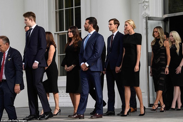 Hình ảnh mới nhất của Hoàng tử Nhà Trắng Barron Trump lại gây chú ý với chiều cao khủng, nhìn lại ảnh 4 năm trước ai cũng ngỡ ngàng-2