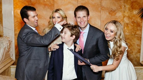 Hình ảnh mới nhất của Hoàng tử Nhà Trắng Barron Trump lại gây chú ý với chiều cao khủng, nhìn lại ảnh 4 năm trước ai cũng ngỡ ngàng-3