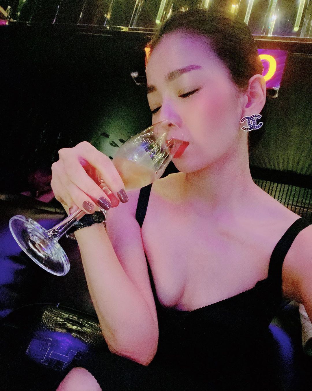 Quẩy tưng bừng cùng hội bạn thân, Lệ Quyên tiện thể khoe luôn vóc dáng và vòng 1 gợi cảm-3