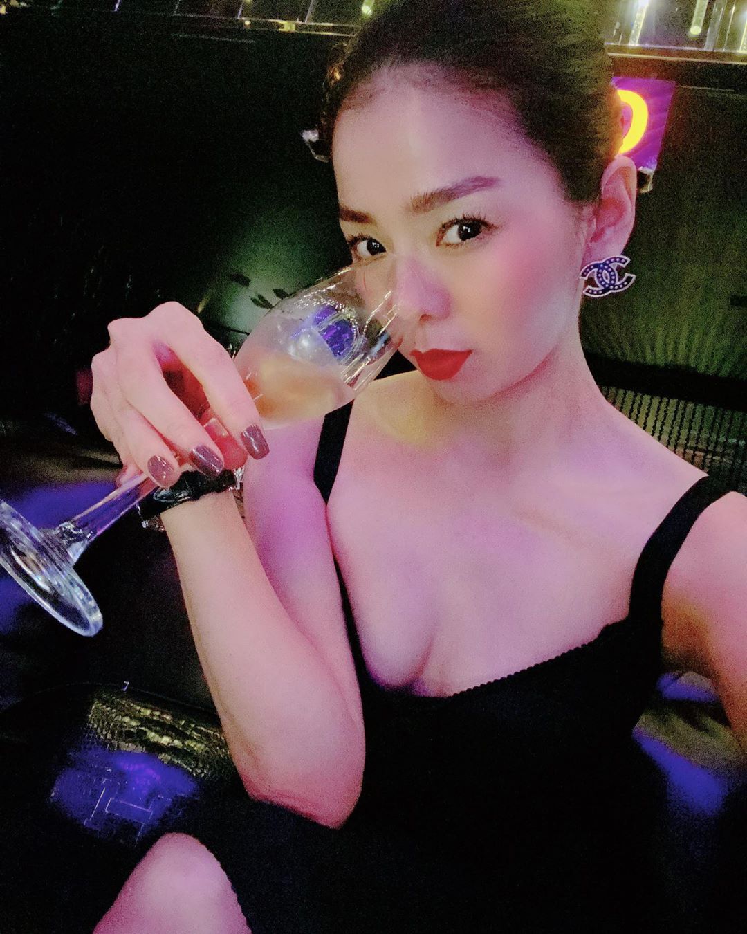 Quẩy tưng bừng cùng hội bạn thân, Lệ Quyên tiện thể khoe luôn vóc dáng và vòng 1 gợi cảm-2