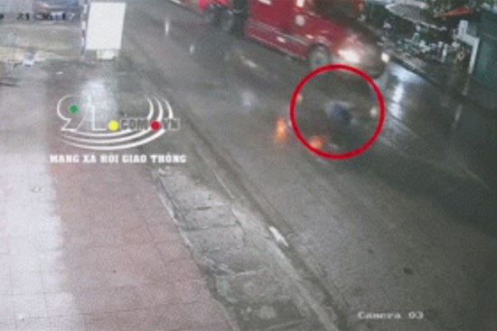 Clip: Băng qua đường, người đàn ông bị xe container đâm văng xa 7m, hiện trường khiến tất cả ám ảnh