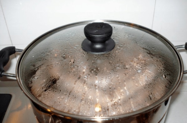 Nắp nồi bị bẩn đừng vội lau bằng cọ sắt, thử mẹo này đảm bảo sạch ngay các kẽ bẩn từ trong ra ngoài-1