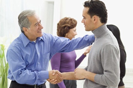 Tôi có nên làm... chó chui gầm chạn?!