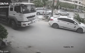 Clip: Khoảnh khắc xe tải kéo đổ cột điện, đè móp ô tô đỗ bên đường-1