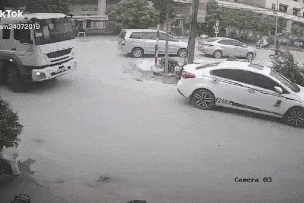 CLIP: Chiếc xe máy 2 lần bị trộm bẻ khóa, phản ứng của gia đình người chủ mới hài hước-2