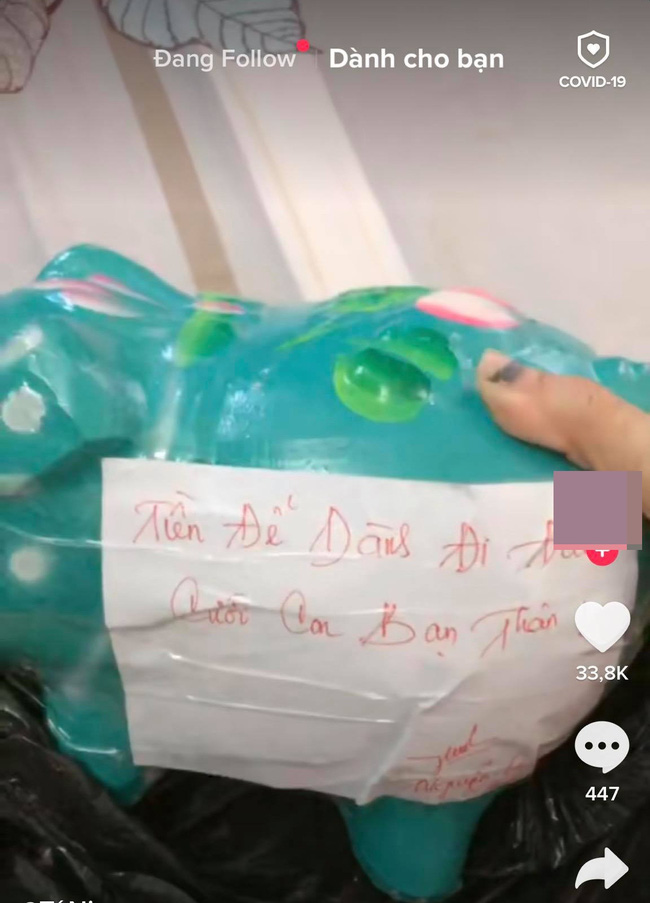 Đút lợn để dành đám cưới bạn thân nhưng bị trả lại vì lý do bất đắc dĩ, cô gái tức tối đập lợn khiến ai nấy choáng váng khi nhìn bên trong-1