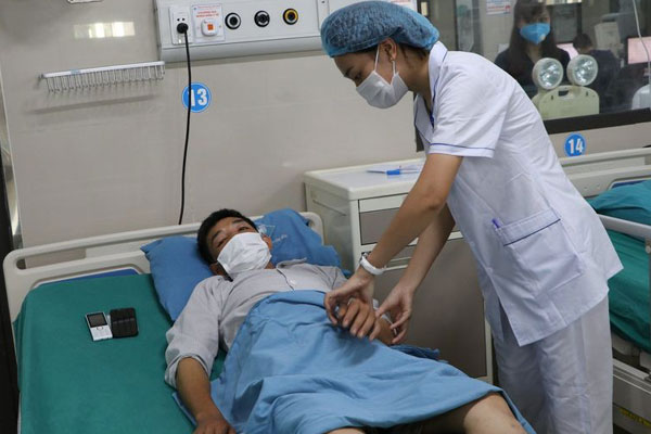 Bé trai Hà Nội sốc phản vệ nguy kịch sau ăn 1 chiếc burger-2