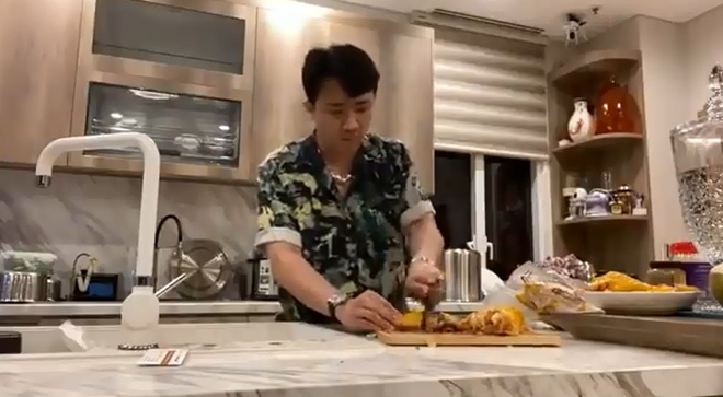 Bị coi thường không biết làm, Trấn Thành vào bếp vung dao chặt gà chuẩn từng nhát-2
