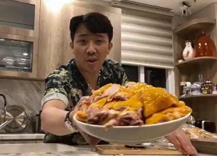 Bị coi thường không biết làm, Trấn Thành vào bếp vung dao chặt gà chuẩn từng nhát-3