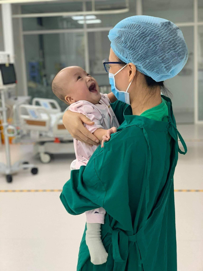 Trúc Nhi cười tít mắt trong vòng tay mẹ, Diệu Nhi ngoan ngoãn ngồi im nghe bác sĩ dặn dò-1