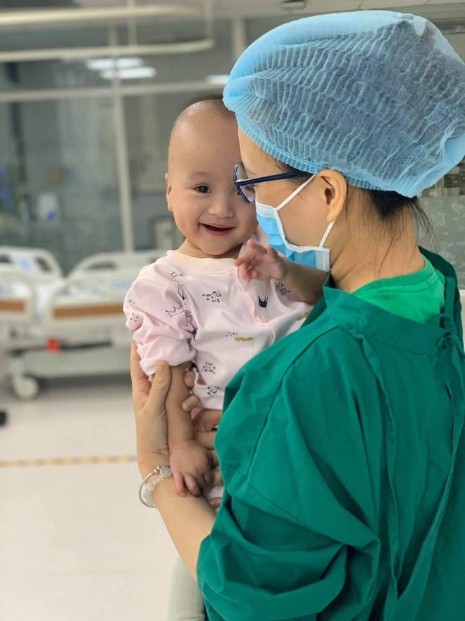 Trúc Nhi cười tít mắt trong vòng tay mẹ, Diệu Nhi ngoan ngoãn ngồi im nghe bác sĩ dặn dò-2