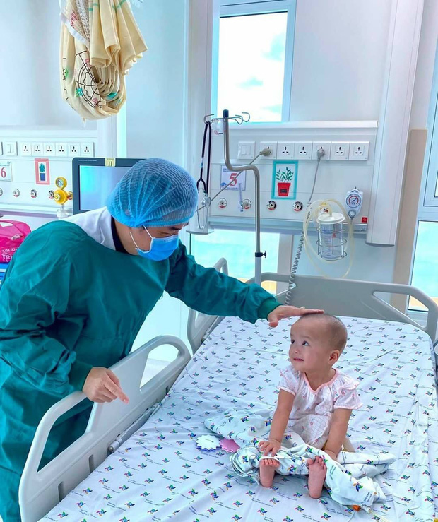 Trúc Nhi cười tít mắt trong vòng tay mẹ, Diệu Nhi ngoan ngoãn ngồi im nghe bác sĩ dặn dò-4