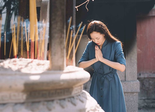 Dù chẳng ai bảo ai nhưng hễ vướng scandal, celeb Việt lại kéo nhau làm việc này-13