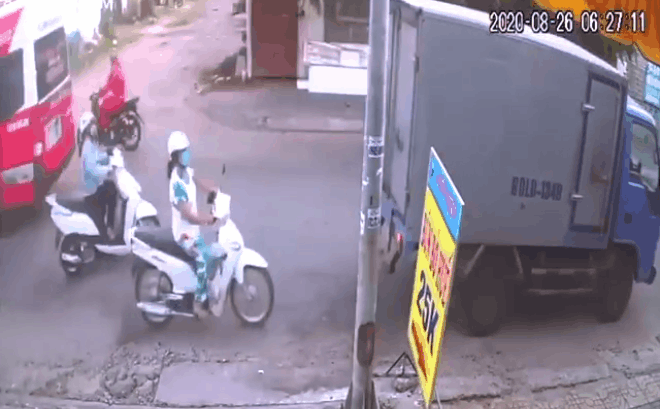 Vừa thấy xe tải đụng đầu xe, người phụ nữ nhảy vội ra ngoài tránh cú đâm nguy hiểm-1