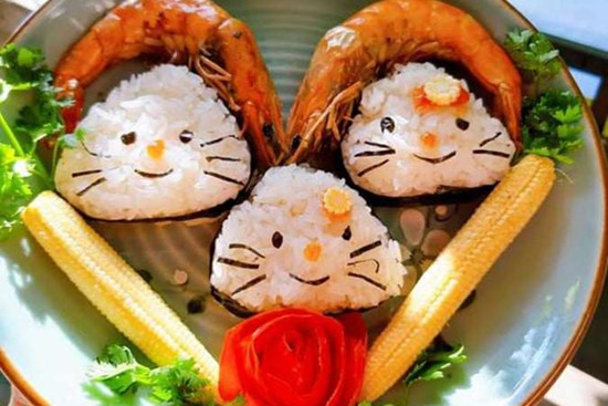 Mẹ làm cơm đĩa quá đẹp, con thương 