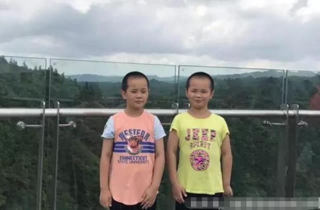 Cậu bé 7 tuổi bất ngờ gặp bản sao của mình khi đi du lịch, mẹ cậu thì quỳ sụp trước đứa trẻ kia và khóc: Con trai, chúng ta về nhà đi”-1