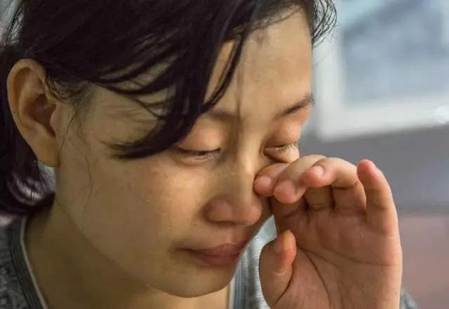 Cậu bé 7 tuổi bất ngờ gặp bản sao của mình khi đi du lịch, mẹ cậu thì quỳ sụp trước đứa trẻ kia và khóc: Con trai, chúng ta về nhà đi”-2