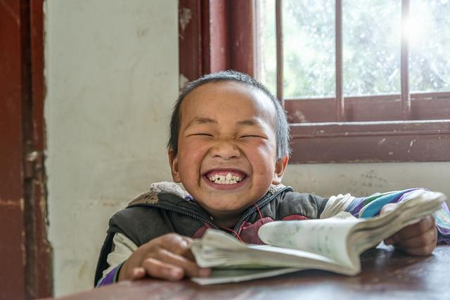 Cậu bé 7 tuổi bất ngờ gặp bản sao của mình khi đi du lịch, mẹ cậu thì quỳ sụp trước đứa trẻ kia và khóc: Con trai, chúng ta về nhà đi”-4