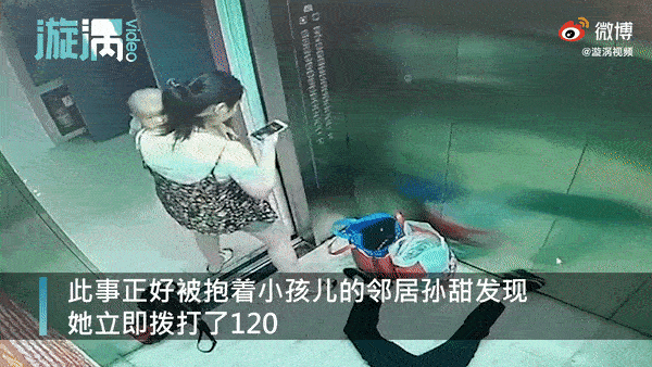 Mẹ bỏ con ngoài thang máy để cứu người già ngất xỉu nhưng phép màu không xảy ra, video ghi lại sự việc khiến mọi người cảm kích-2