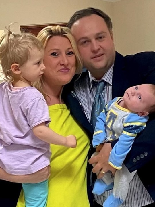 Bế con mới 8 tuần tuổi trên tay, cả 2 vợ chồng giật nảy mình khi nghe bé nói xin chào-1