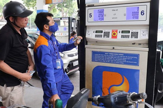 Tăng giá xăng từ 15h chiều nay, vượt trên 15.000 đồng/lít
