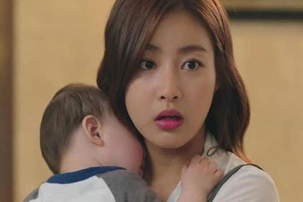 Đêm tân hôn mẹ chồng đập cửa đòi vàng, tôi cười tươi chỉ vào thùng rác khiến bà run rẩy-3