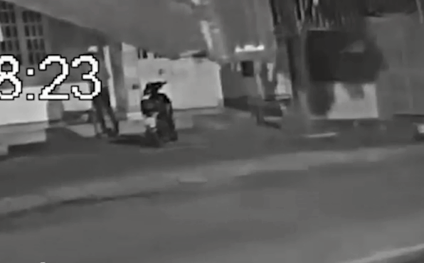 Dựng xe máy, lên vỉa hè ngủ cả đêm, người đàn ông bị thanh niên rút trộm chìa khóa cất xe giùm-1