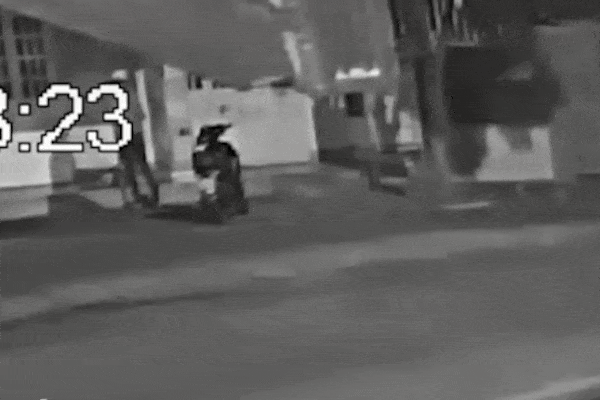 Tài xế ô tô hết hồn khi đang lao dốc xuống hầm chung cư thì 2 biker nhí từ đâu ra ngã sõng soài ngay trước mũi xe: Tình huống các mẹ cần cảnh giác-2